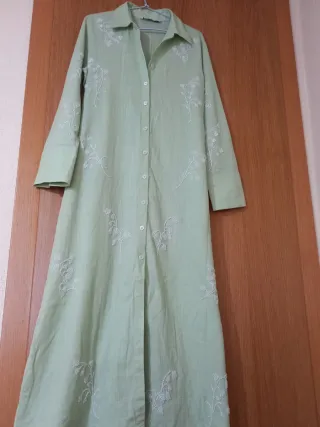 Vestido largo verde pistacho bordados de piedras