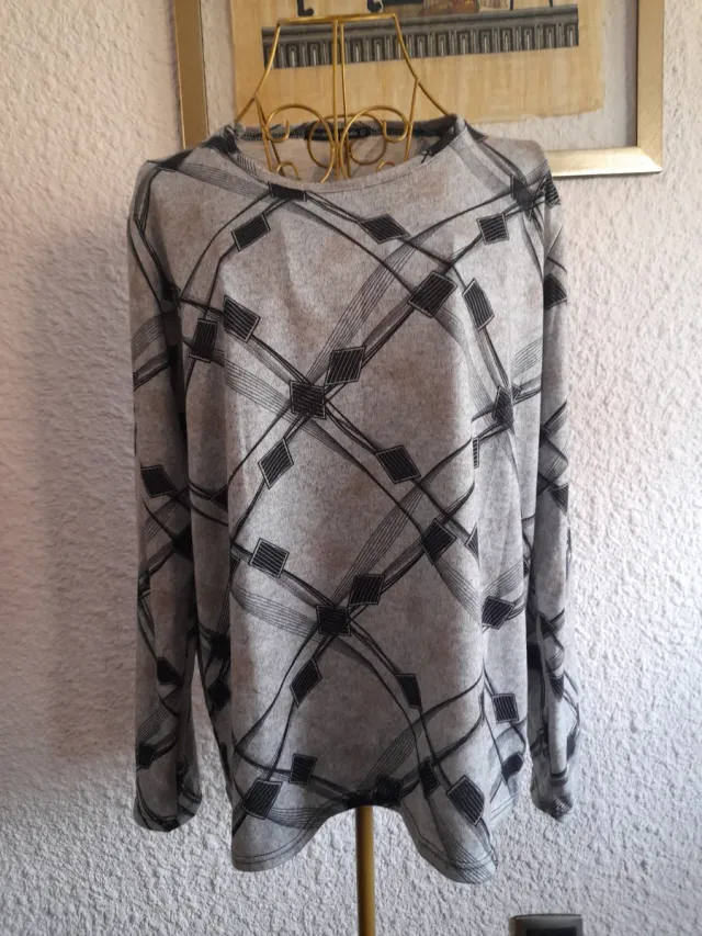 Camiseta gris con estampado geométrico