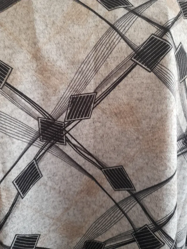 Camiseta gris con estampado geométrico