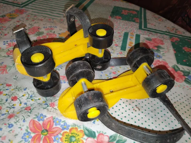 Patins infantis vintage amarelos