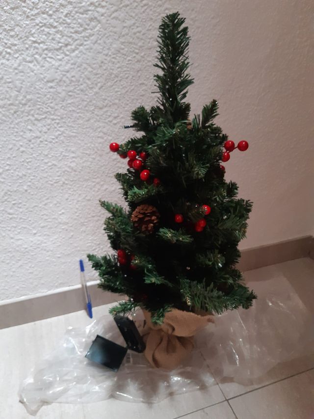 Coqueto Árbol navidad artificial con luz.