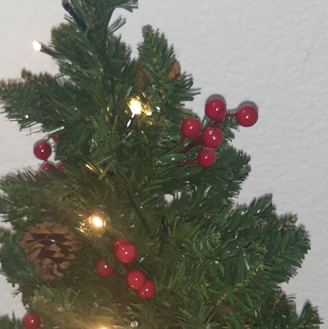 Coqueto Árbol navidad artificial con luz.