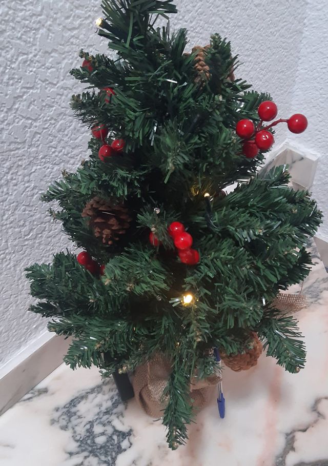 Coqueto Árbol navidad artificial con luz.