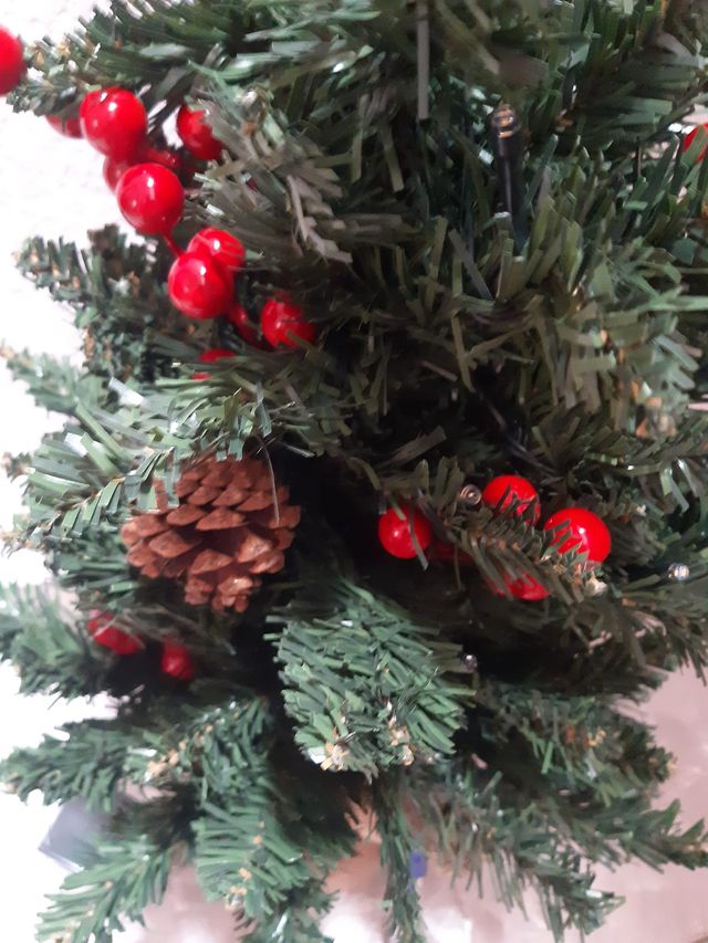 Coqueto Árbol navidad artificial con luz.