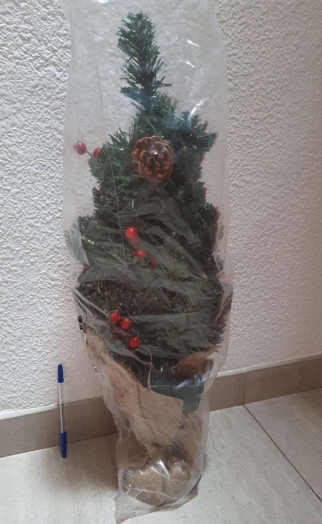 Coqueto Árbol navidad artificial con luz.