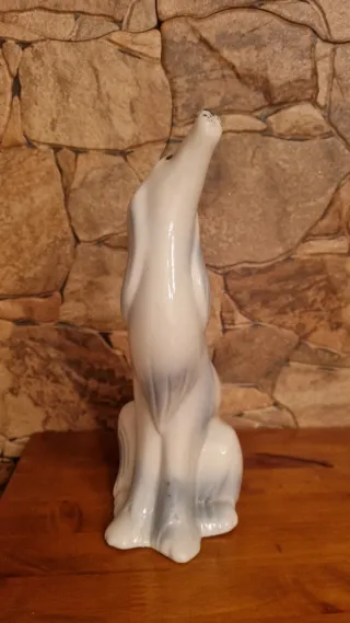 Perro de porcelana blanco