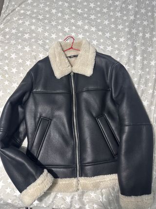 Cazadora Zara efecto piel forrada, casi sin uso.