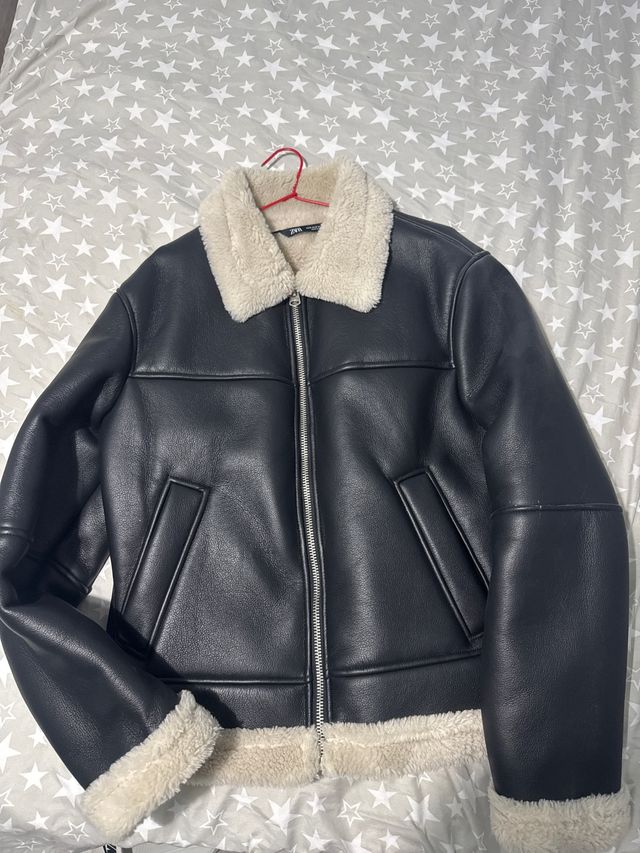 Cazadora Zara efecto piel forrada, casi sin uso.