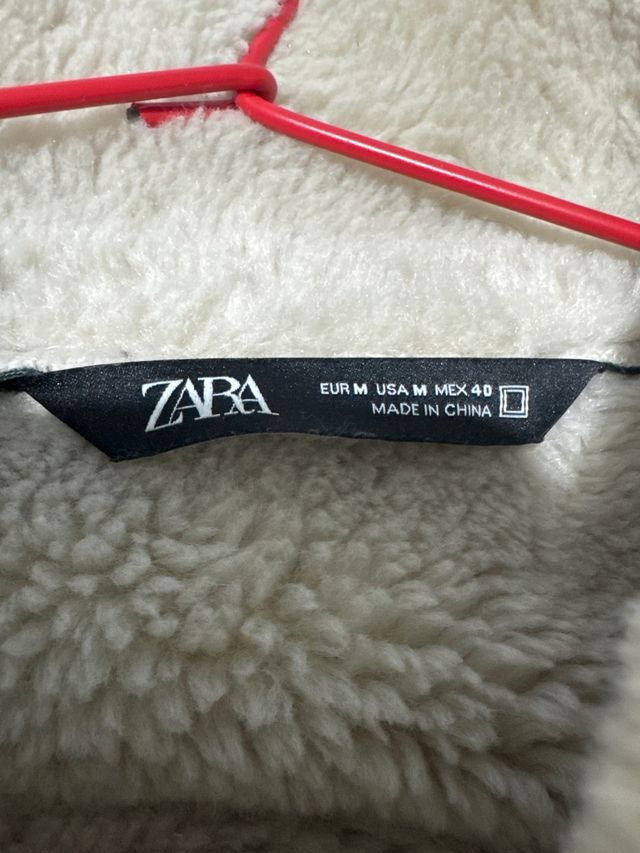 Cazadora Zara efecto piel forrada, casi sin uso.