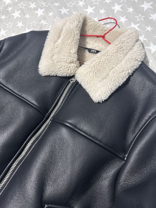 Cazadora Zara efecto piel forrada, casi sin uso.