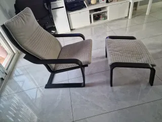 Tumbona y reposapiés de tela y madera