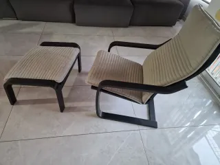 Tumbona y reposapiés de tela y madera