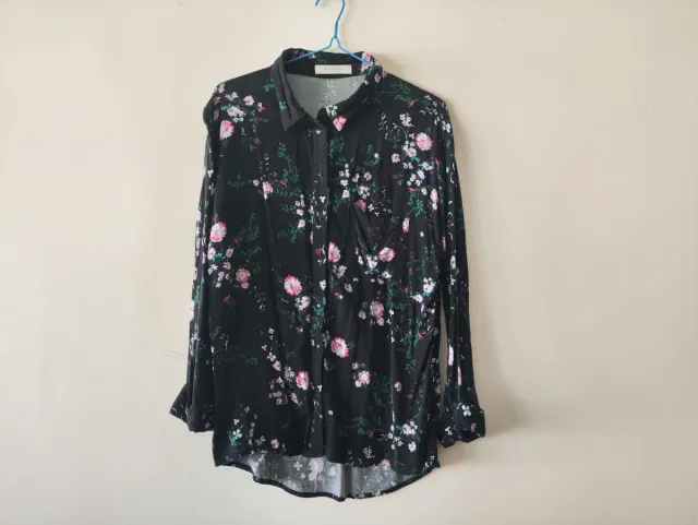 Camicia nera con stampa floreale a maniche 3/4