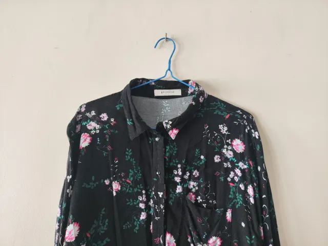 Camicia nera con stampa floreale a maniche 3/4