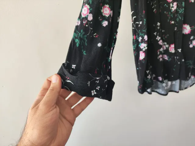 Camicia nera con stampa floreale a maniche 3/4