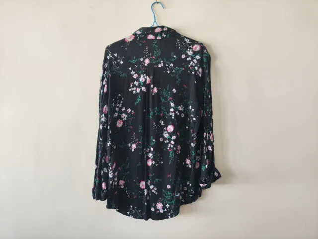 Camicia nera con stampa floreale a maniche 3/4