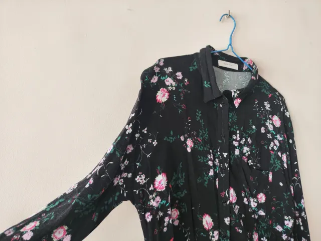 Camicia nera con stampa floreale a maniche 3/4