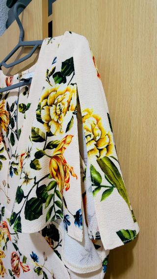 Vestido floral beige y multicolor