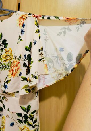 Vestido floral beige y multicolor