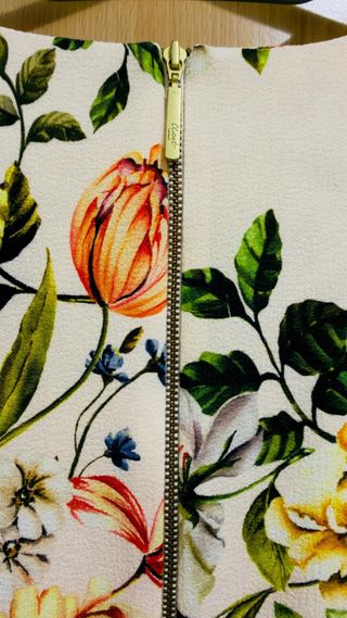 Vestido floral beige y multicolor