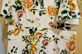 Vestido floral beige y multicolor