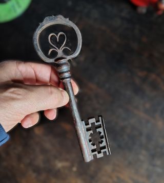 Antica chiave in ferro rara con cuore