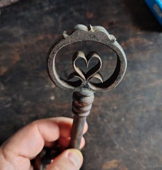 Antica chiave in ferro rara con cuore