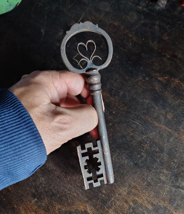 Antica chiave in ferro rara con cuore
