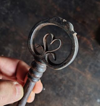 Antica chiave in ferro rara con cuore