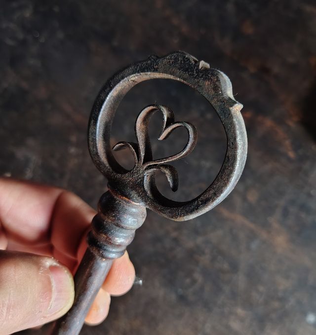 Antica chiave in ferro rara con cuore
