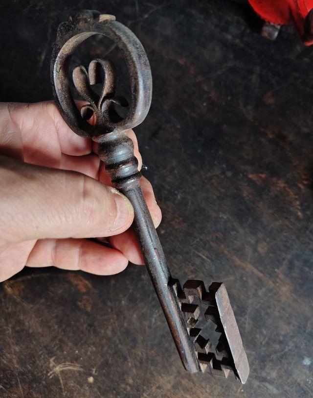 Antica chiave in ferro rara con cuore