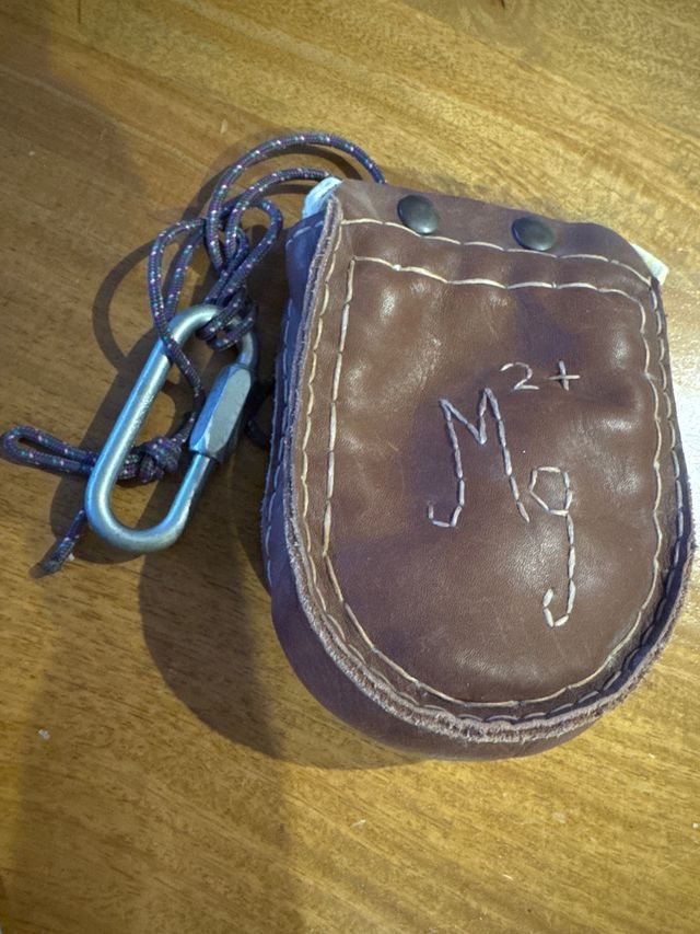 Bolsa escalada cuero artesanal Mg2+