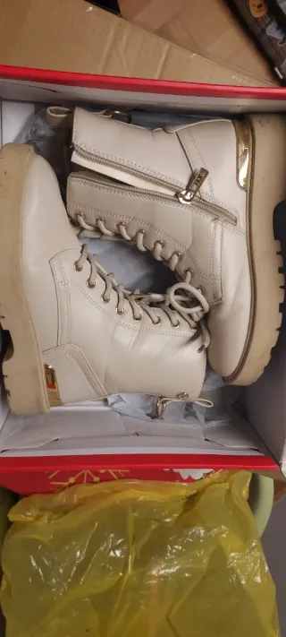 Botas Xti blancas y doradas talla 34