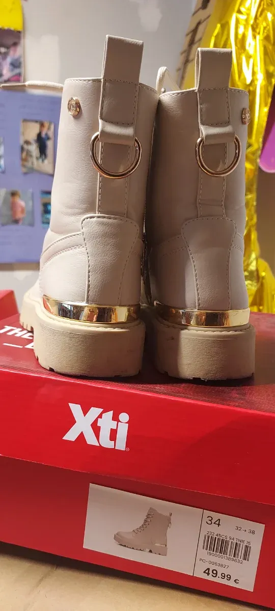 Botas Xti blancas y doradas talla 34