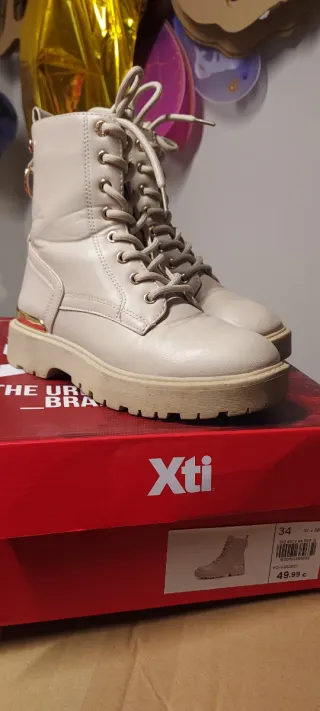 Botas Xti blancas y doradas talla 34