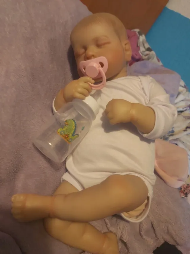 Bebé Reborn realista con chupete y biberón