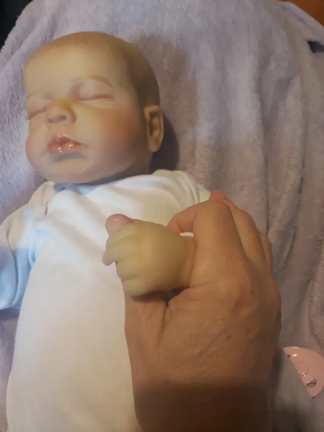 Bebé Reborn realista con chupete y biberón