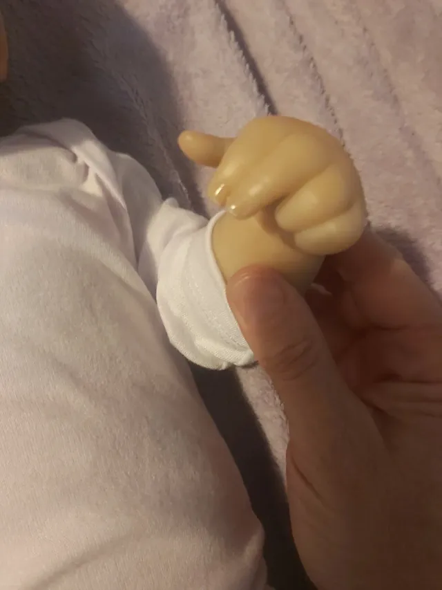 Bebé Reborn realista con chupete y biberón