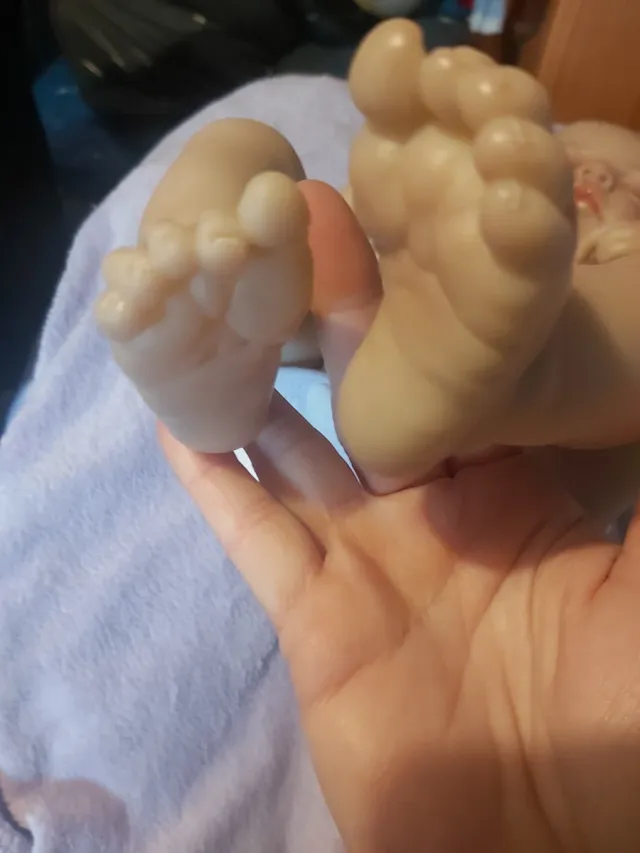 Bebé Reborn realista con chupete y biberón