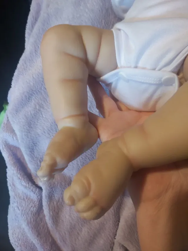 Bebé Reborn realista con chupete y biberón