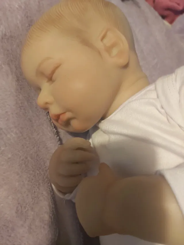 Bebé Reborn realista con chupete y biberón