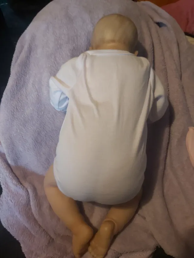 Bebé Reborn realista con chupete y biberón