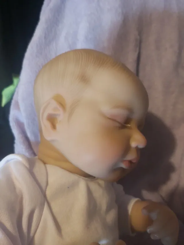 Bebé Reborn realista con chupete y biberón