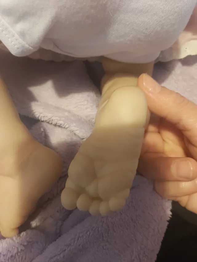 Bebé Reborn realista con chupete y biberón