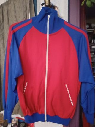 Sudadera deportiva con cremallera azul y roja