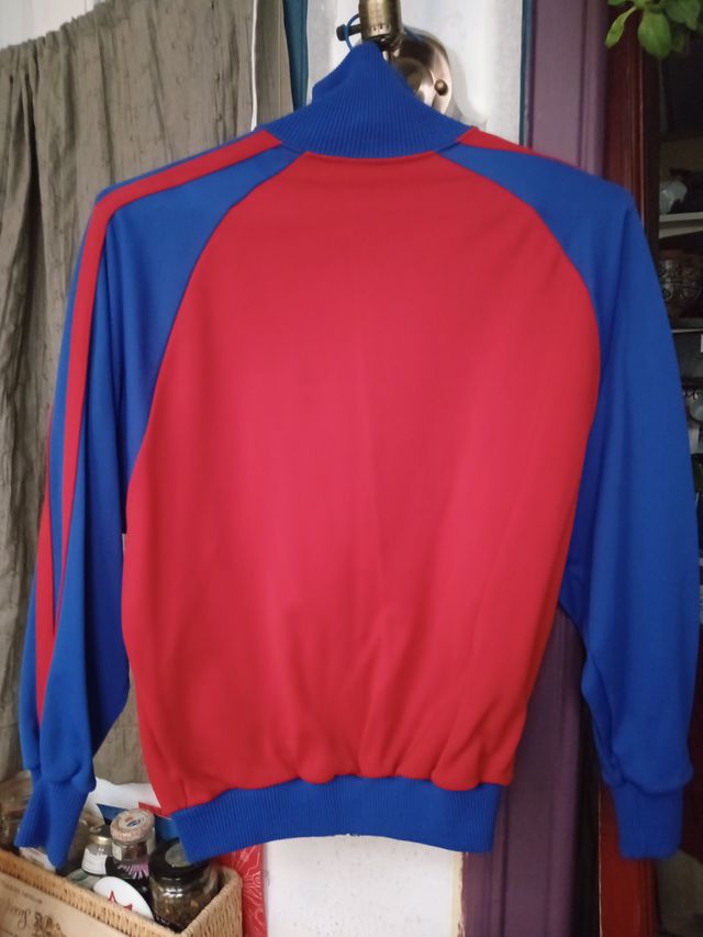 Sudadera deportiva con cremallera azul y roja