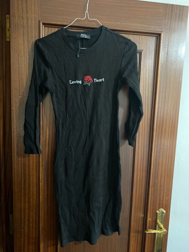 Vestido Bershka negro con rosa