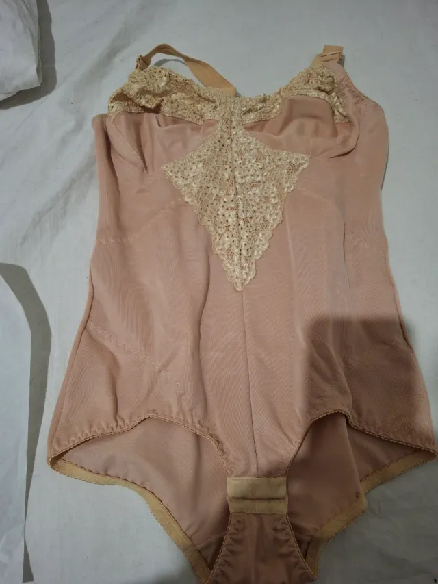 Completo intimo color nudo con encaje taglia 6