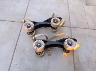 Patines antiguos con correas