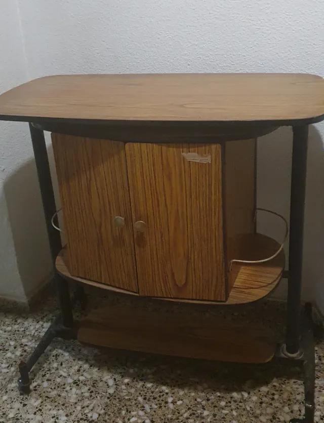 Mueble bar madera y metal es giratorio.